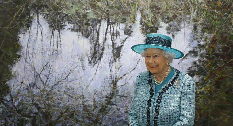 A rainha da Inglaterra é a mulher mais rica do mundo?
