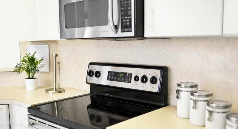 Qual a distância que um forno de microondas sob o gabinete deve estar do fogão?