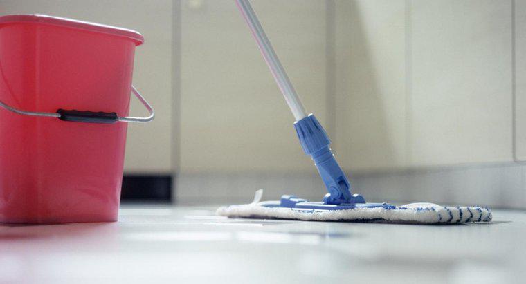 Qual é a maneira mais fácil de limpar pisos de vinil?