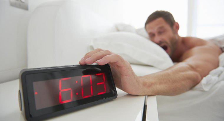 Como você redefine um despertador digital?