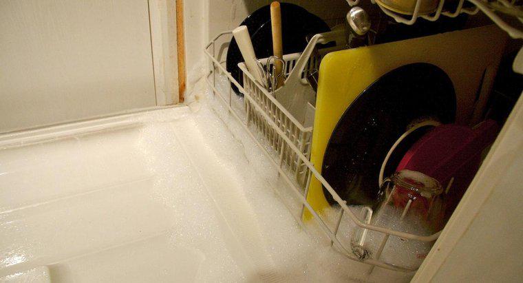 Como você se livra de espumas de sabão na máquina de lavar louça?