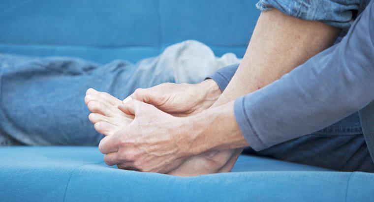 O que é um bom tratamento caseiro para pés inchados?