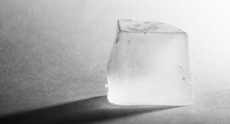 Qual é a melhor maneira de evitar que um cubo de gelo derreta?