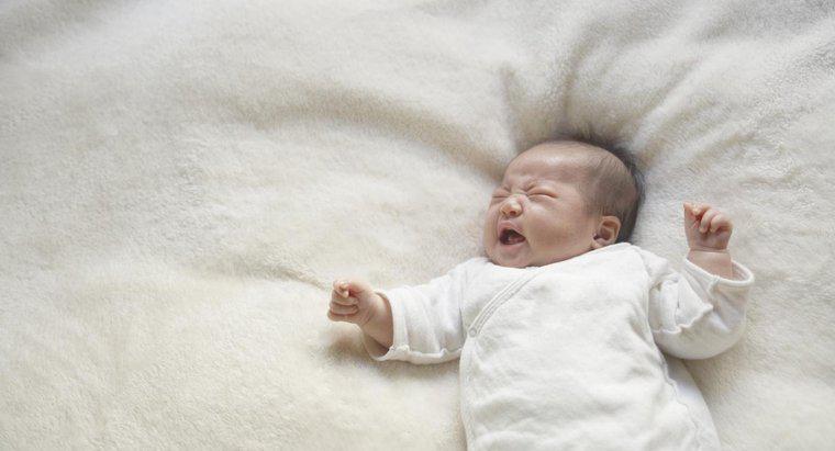 Por que os bebês choram enquanto dormem?