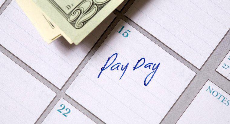 Quantos períodos pagos existem quando um funcionário é pago semestralmente?