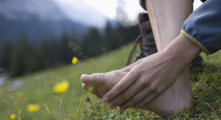 O que causa dor nos dedos dos pés e na bola do pé?