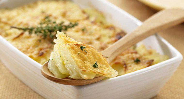 Quais são algumas receitas fáceis para batatas com queijo?