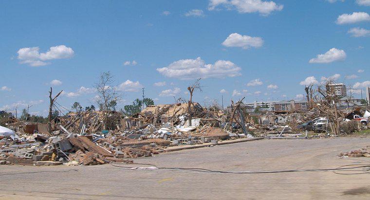 Quais são alguns dos efeitos econômicos dos tornados?