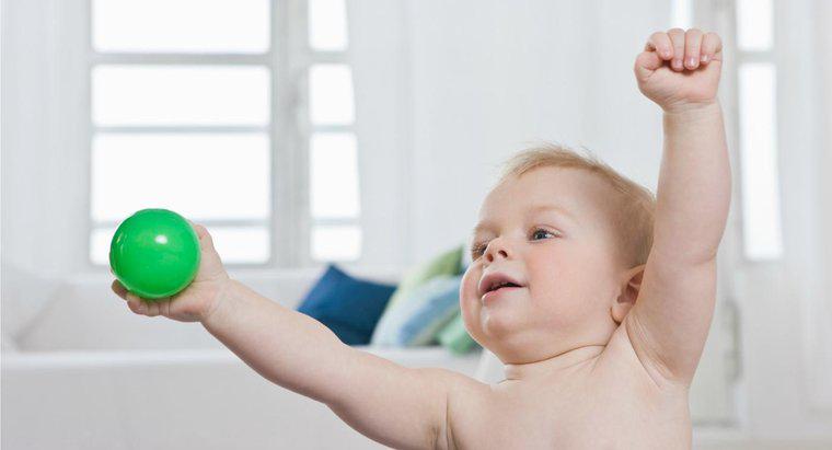 Por que os bebês gostam de bater os braços?