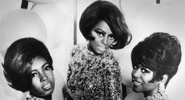 Quais eram os estilos de cabelo populares na década de 1960?