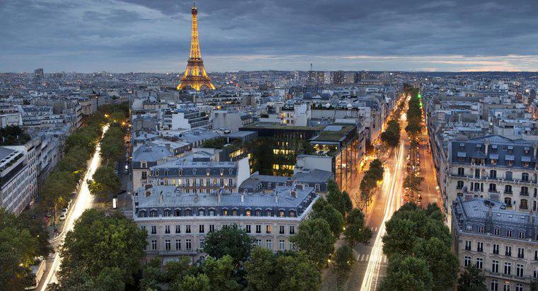 Por que Paris é chamada de "Cidade Luz"?