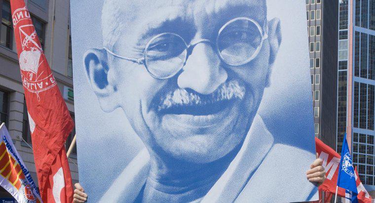 Que qualidades fizeram de Gandhi um bom líder?