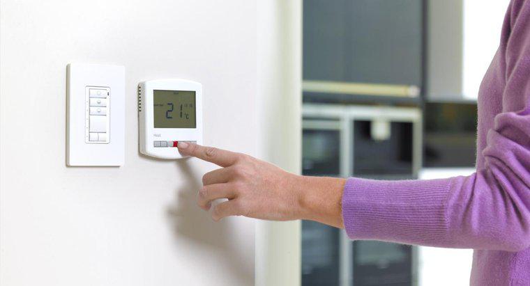 Como devo definir meu termostato no verão?