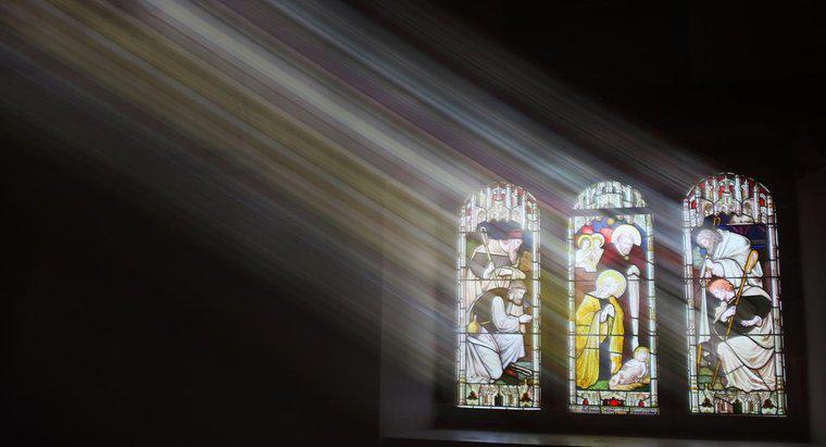 Por que muitas igrejas têm vitrais?