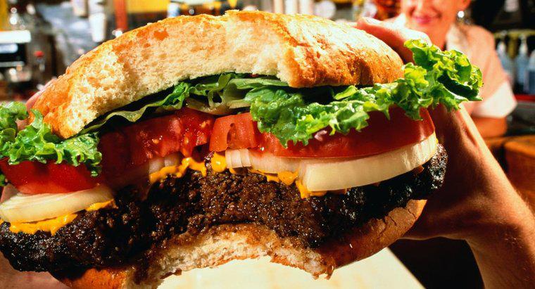 Qual hambúrguer de fast-food tem mais calorias?