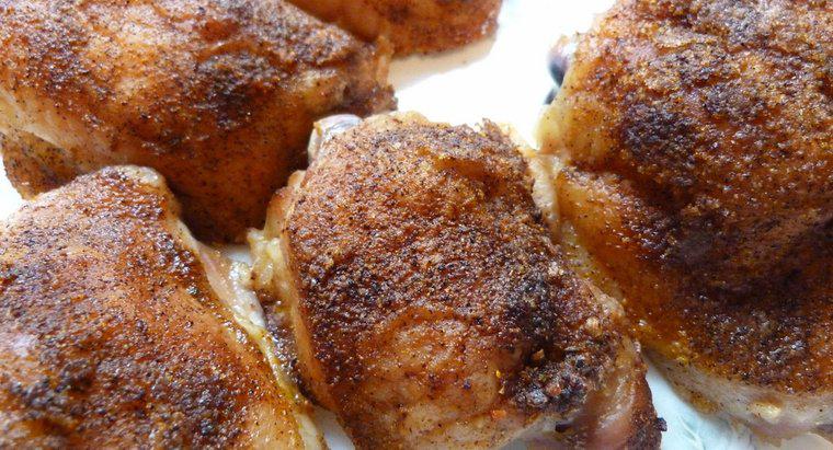 Receitas fáceis de coxas de frango: coxas básicas de frango assado no forno com batatas