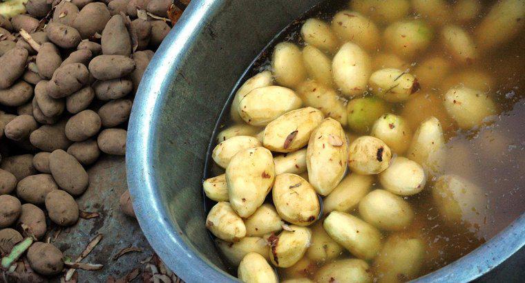 Como manter as batatas brancas depois de descascadas?