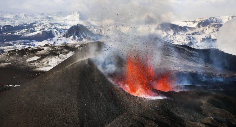 De que maneiras os vulcões são uma força construtiva?