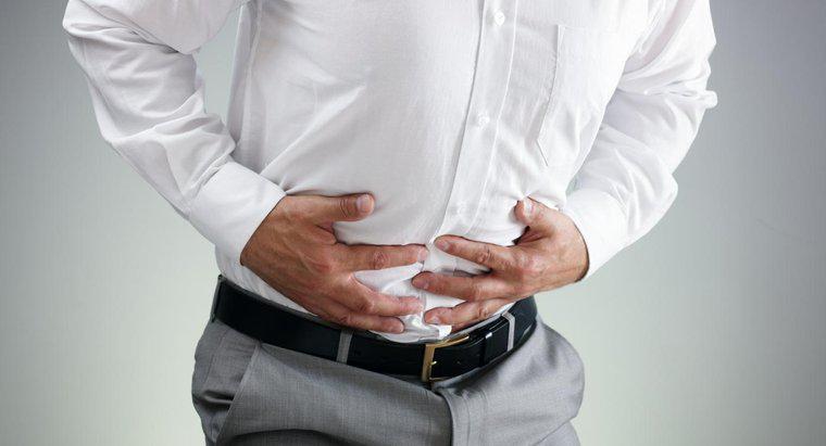 Quais são os sintomas gastrointestinais associados à intoxicação alimentar?