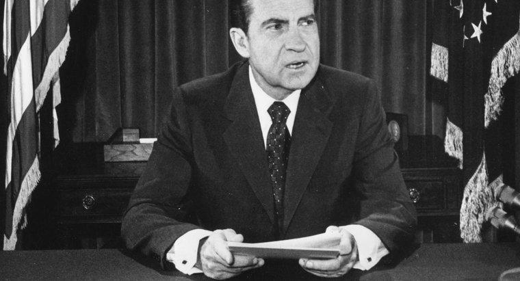 O que é famoso por Richard M. Nixon?