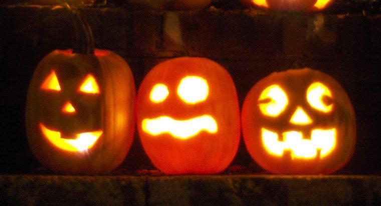 De quais tradições o Halloween se originou?