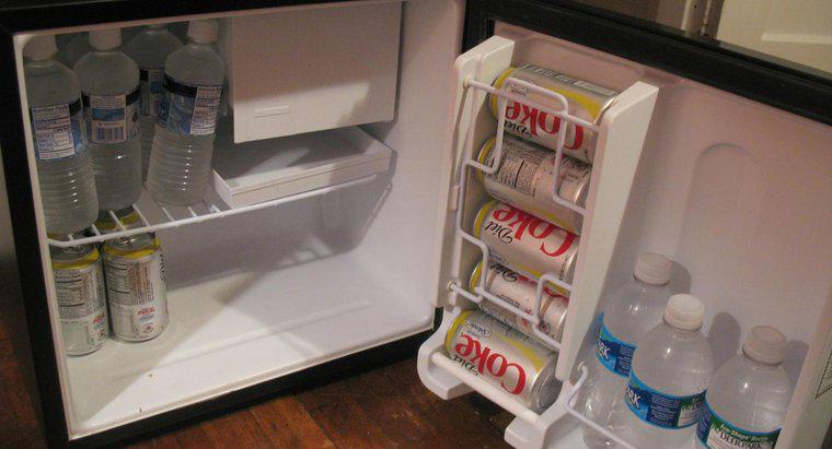 Quantos watts um mini refrigerador usa?