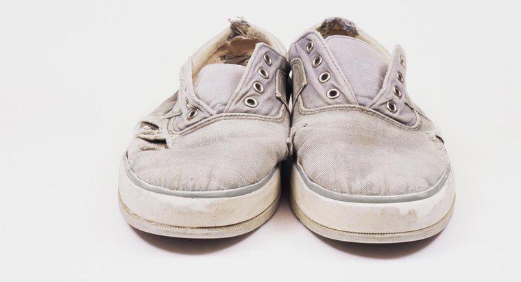 Como você limpa sapatos de lona branca?