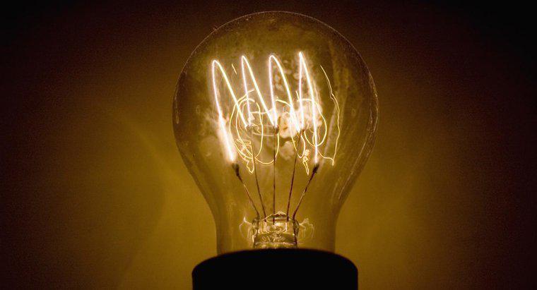 Quantos lumens uma lâmpada incandescente de 100 watts emite?
