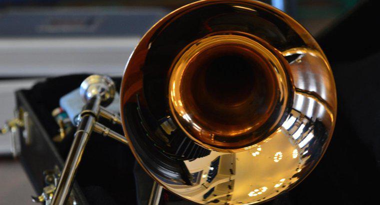 Quais materiais são usados ​​para fazer um trombone?