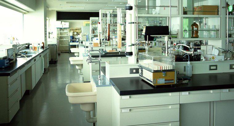 O que são equipamentos de laboratório de microbiologia e como são usados?