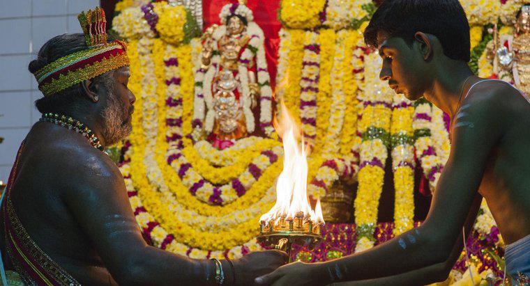 Como o hinduísmo influenciou a estrutura social na Índia?