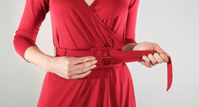 Qual é a maneira correta de usar um cinto para mulheres?