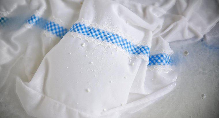 Como você remove o cheiro de mofo do tecido?