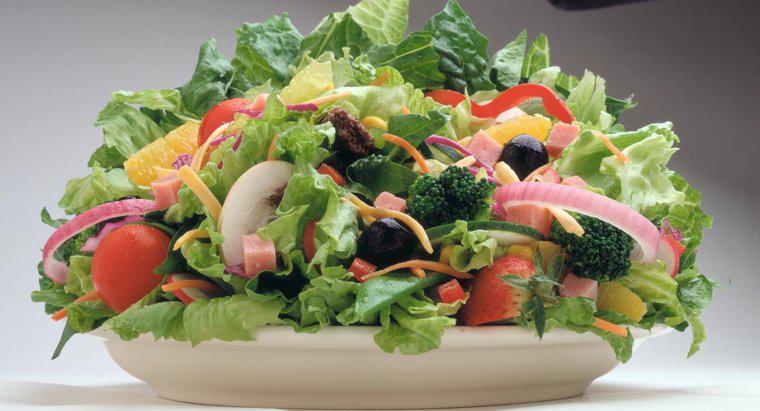 Quais são os ingredientes típicos da salada do chef?