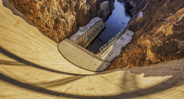 Quantas pessoas morreram construindo a barragem Hoover?