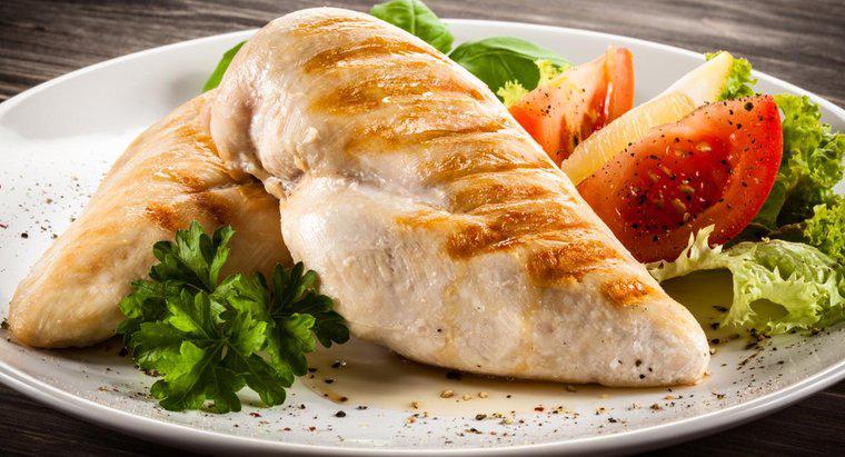 Quais são algumas receitas simples para cozinhar peito de frango?