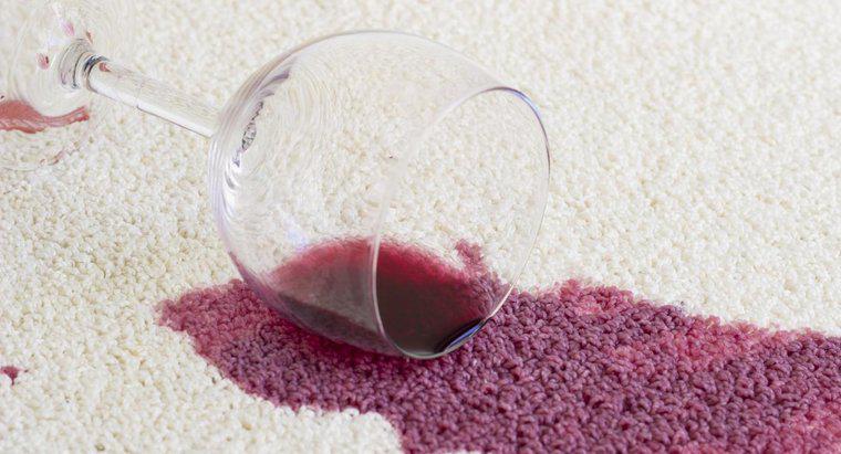 Como você remove manchas de vinho tinto do tapete de lã?