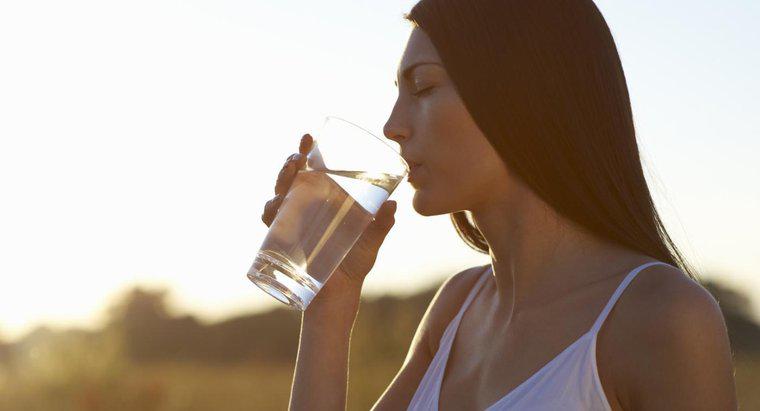 Quais são os efeitos colaterais de beber água alcalina?