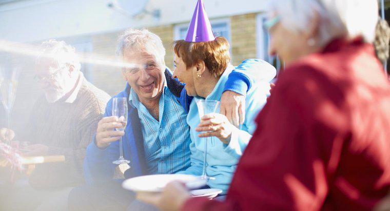 Quais são as idéias de jogos adequadas à idade para uma festa de 65 anos?