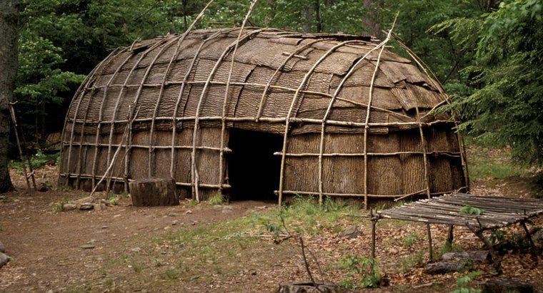 Quais são as principais diferenças entre uma cabana e uma tenda?