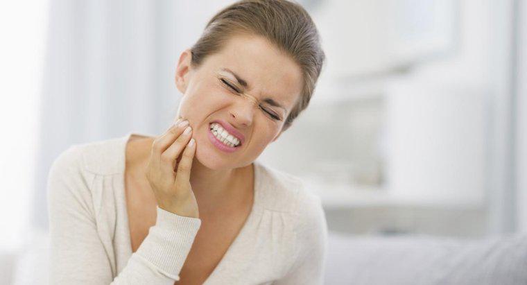 Quais são alguns bons remédios caseiros para alívio de dor de dente de emergência?