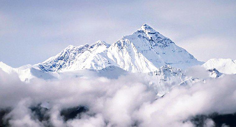 Onde está localizado o Monte Everest?