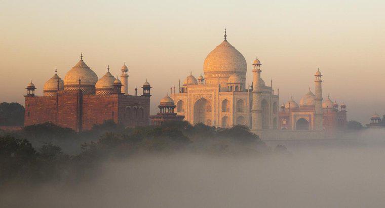 Quantas pessoas foram necessárias para construir o Taj Mahal?