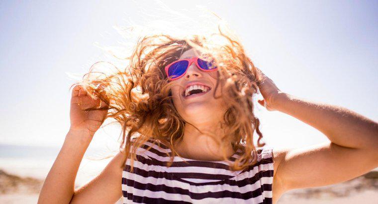 Por que o sol deixa seu cabelo mais claro?