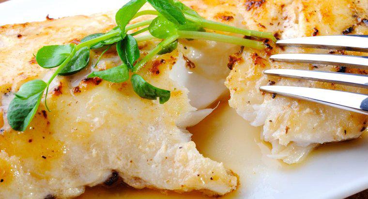 Como você assa filetes de bacalhau frescos?