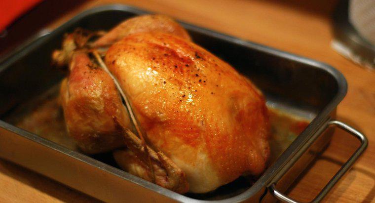 Qual é a temperatura interna do frango totalmente cozido?