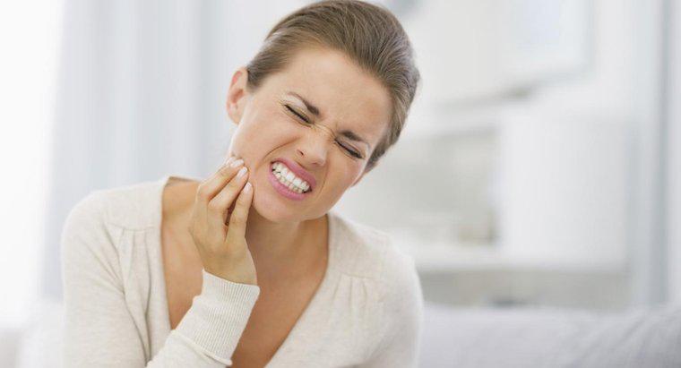 Quais são alguns remédios caseiros para infecção dentária?