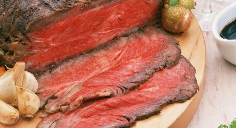 Qual é a boa maneira de reaquecer a carne assada?