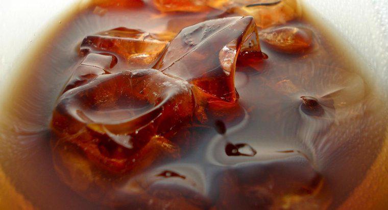 Por que o gelo derrete mais rápido no refrigerante diet?