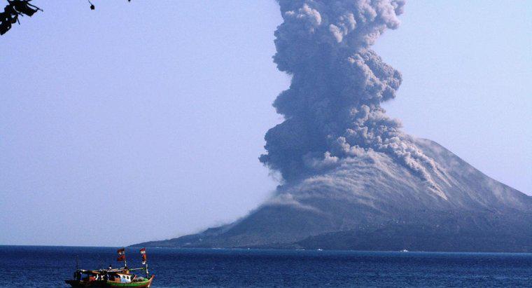 Qual país tem os vulcões mais ativos?